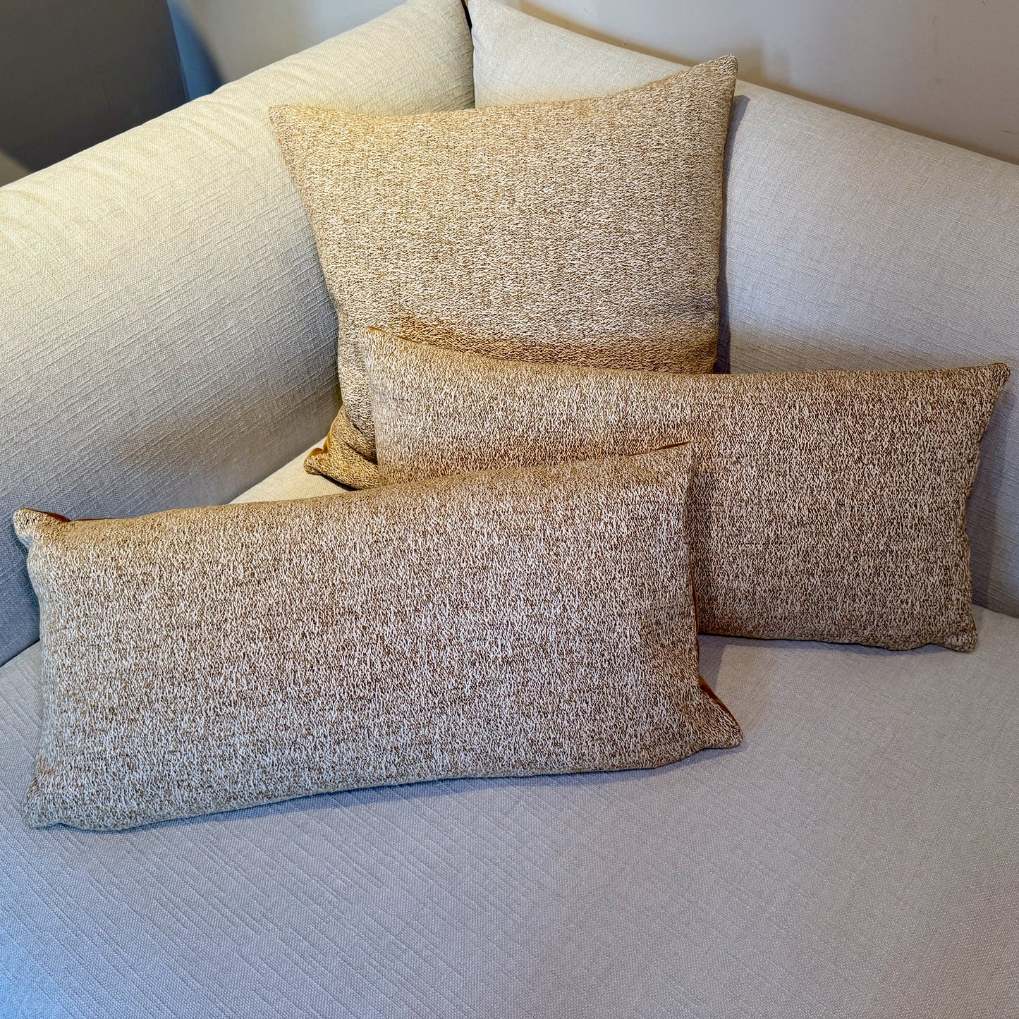 Studio IF sierkussen met contrasterende stoffen voor- en achterkant, inclusief dons