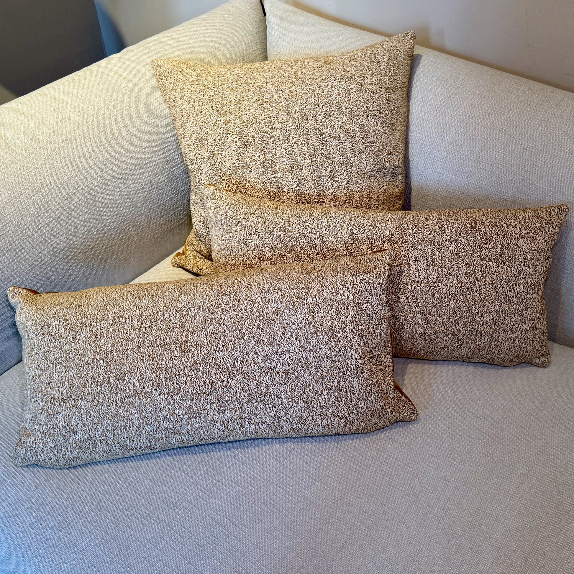 Studio IF sierkussen met contrasterende stoffen voor- en achterkant, inclusief dons