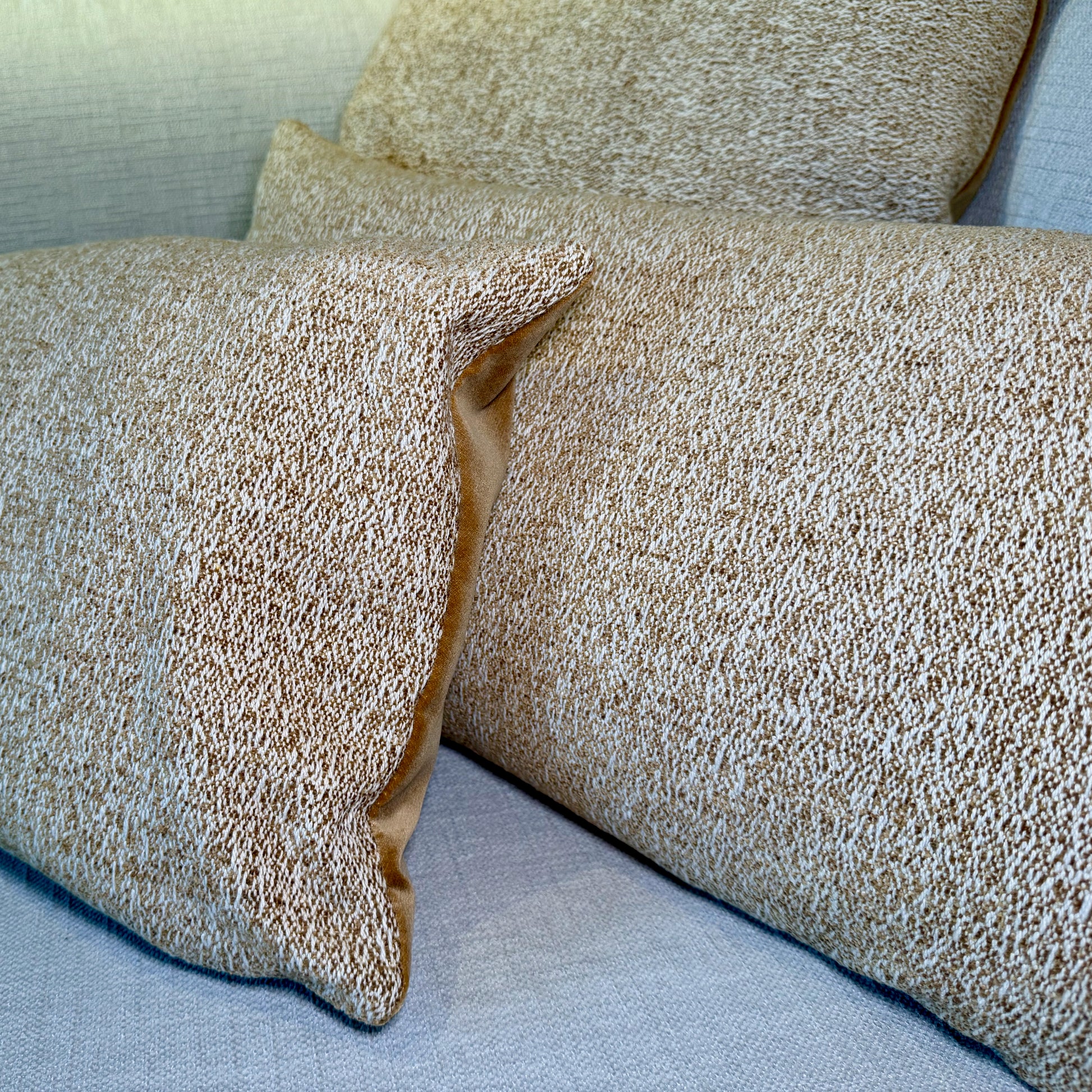 Studio IF sierkussen met contrasterende stoffen voor- en achterkant, inclusief dons