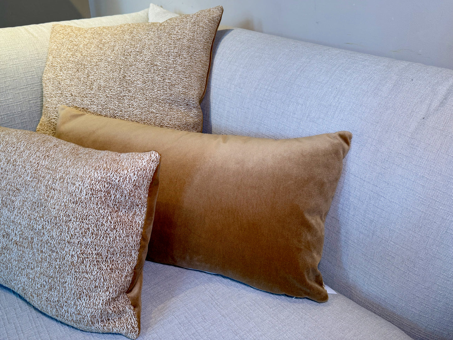 Studio IF sierkussen met contrasterende stoffen voor- en achterkant, inclusief dons