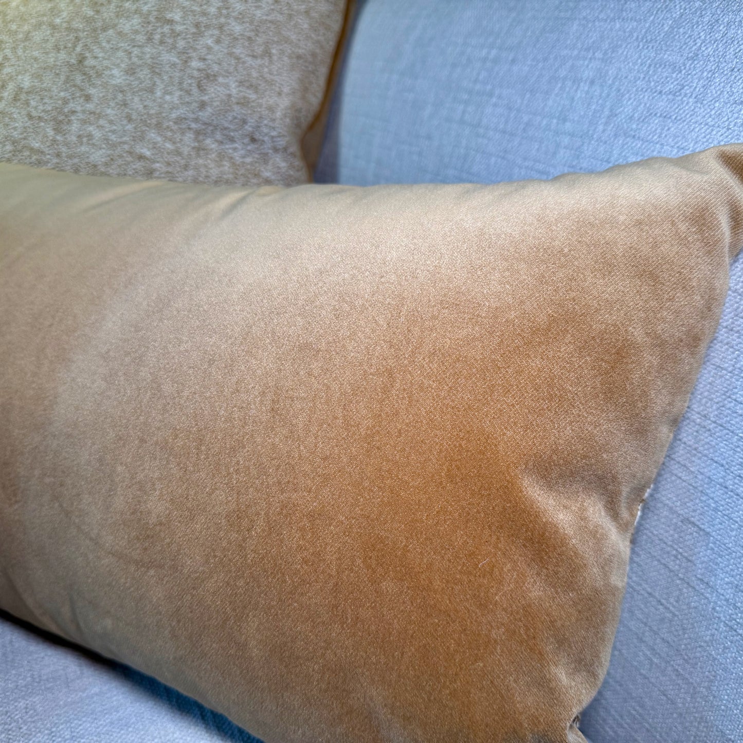 Studio IF sierkussen met contrasterende stoffen voor- en achterkant, inclusief dons