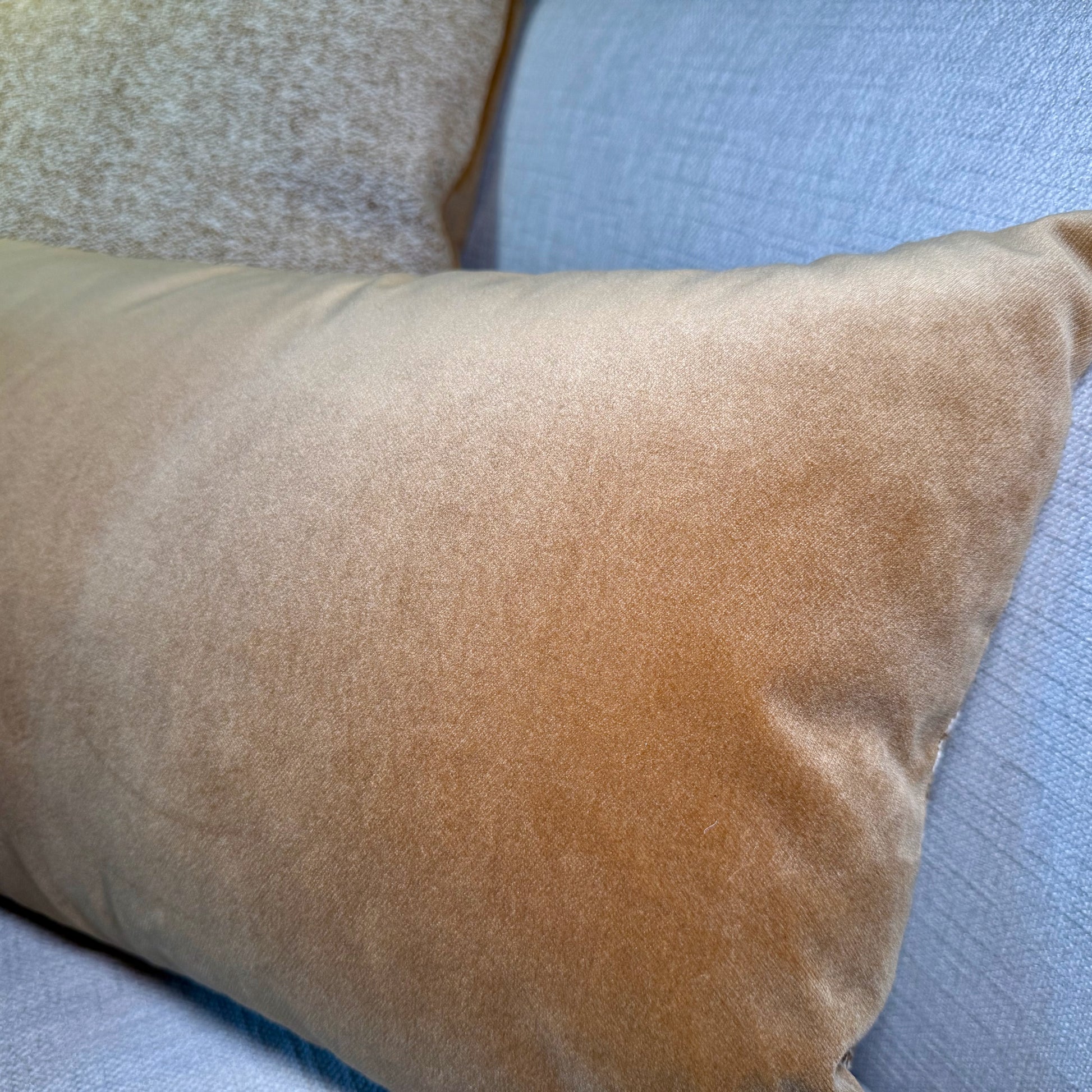 Studio IF sierkussen met contrasterende stoffen voor- en achterkant, inclusief dons