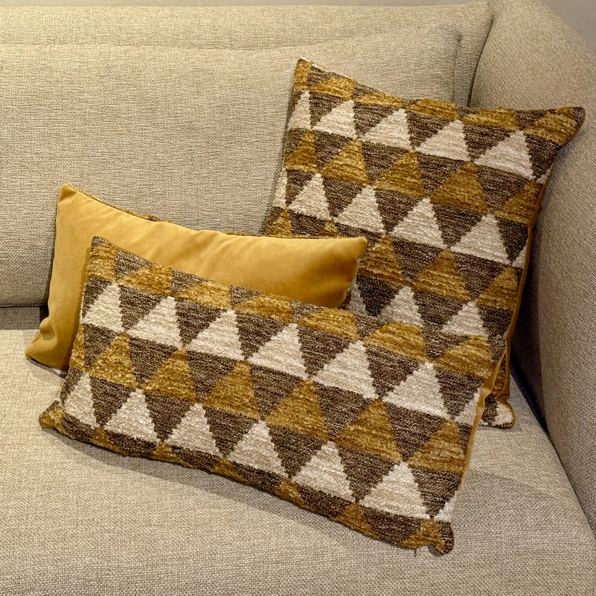 Studio IF sierkussen met contrasterende stoffen voor- en achterkant, inclusief dons