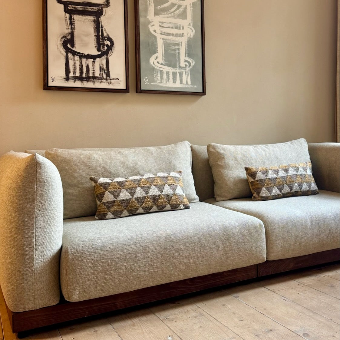 Zitbank Oos in warme stof met houten plint, ontworpen door Studio IF x L’Authentique