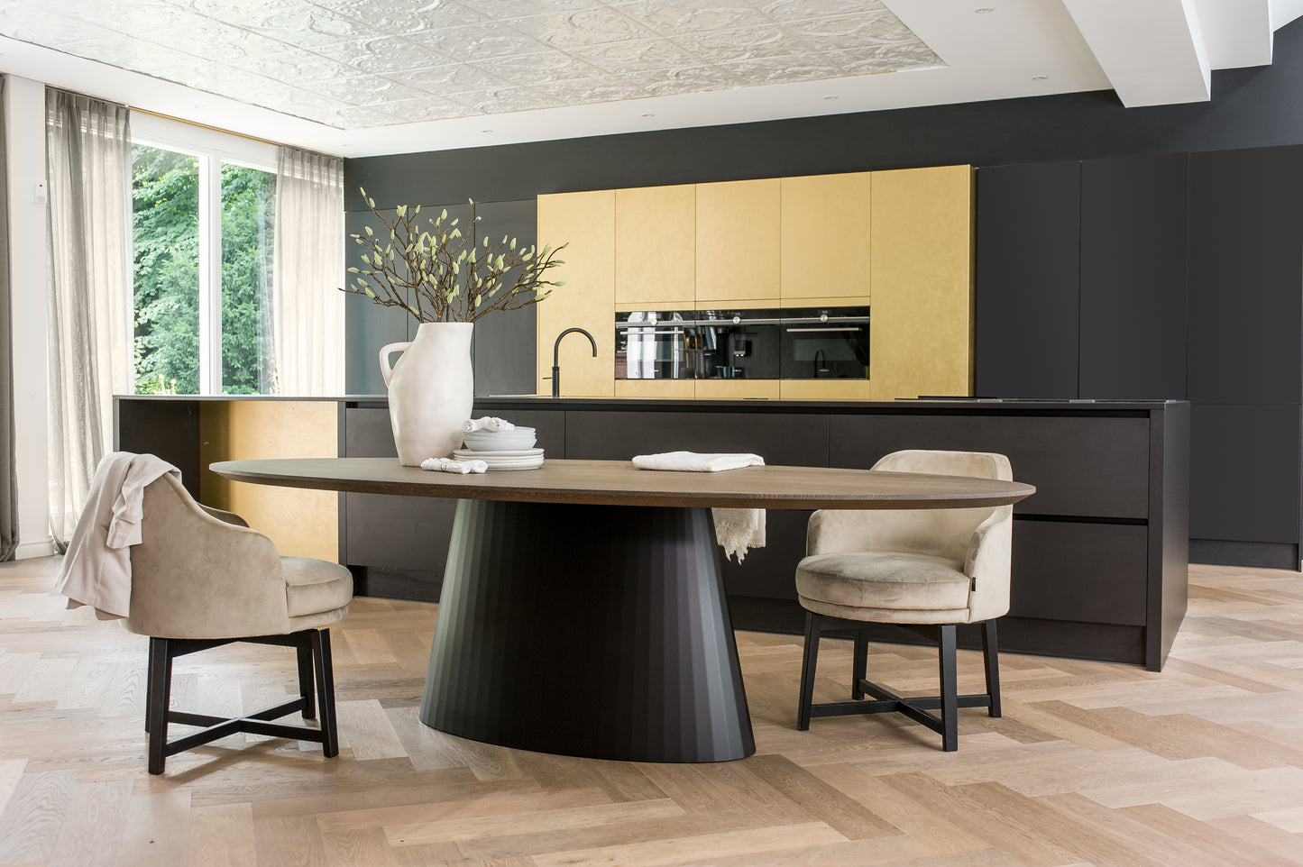 Eettafel Ebo halve ovaal eiken