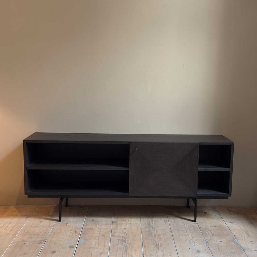 A-symmetrisch dressoir van Mindi hout voor een muur
