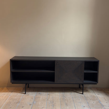 A-symmetrisch dressoir van Mindi hout voor een muur