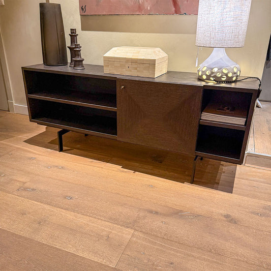 A-symmetrisch dressoir van Mindi hout met decoratie er op tentoon gesteld in schowroom